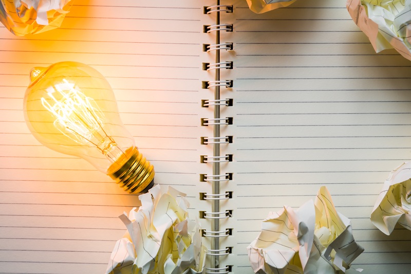 ampola-em-um-notebook-close-up-151611144.jpg